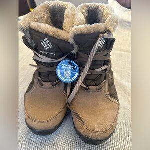 BNWBox- size 9- women’s Columbia- powder summit Shorty, waterproof, hiking boot.